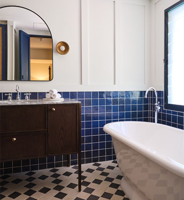 Image of the bathroom of the Master Pearler's room