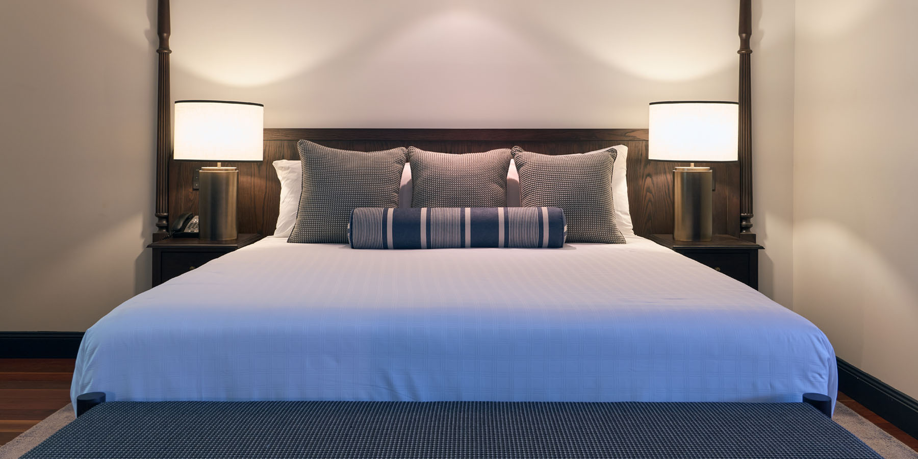 Image of the master bed in the Master Pearler Suite